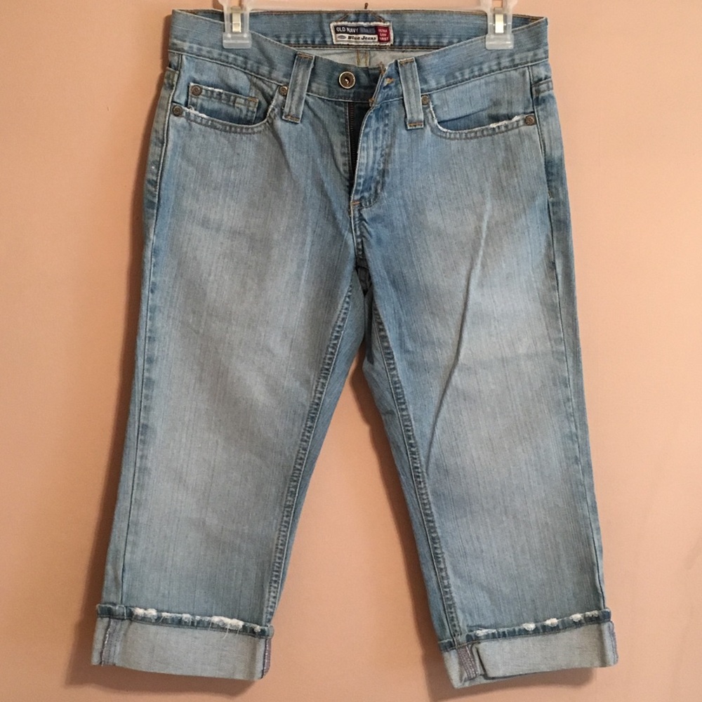 Old Navy Light Wash Capris. EUC See measurements !